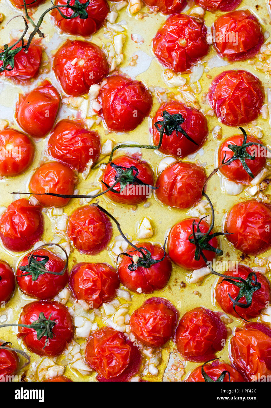Forno arrosto pomodori UVA CON AGLIO Foto Stock