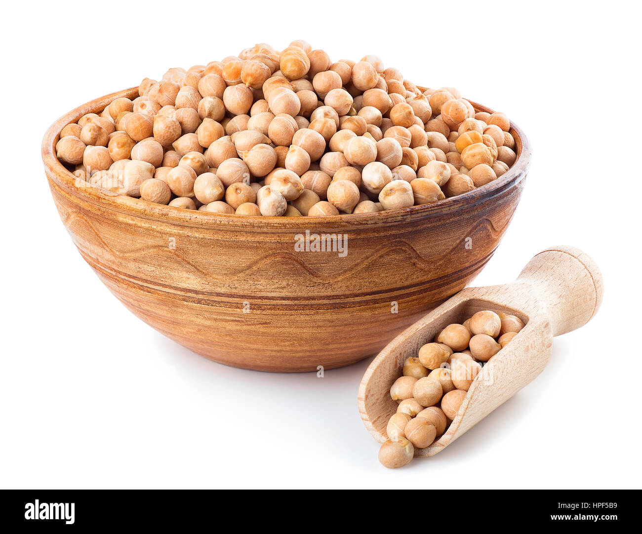 Ceci secchi nel recipiente di argilla con il cucchiaio di legno vicino isolati su sfondo bianco. Non cotti cece. Grani di ceci Foto Stock