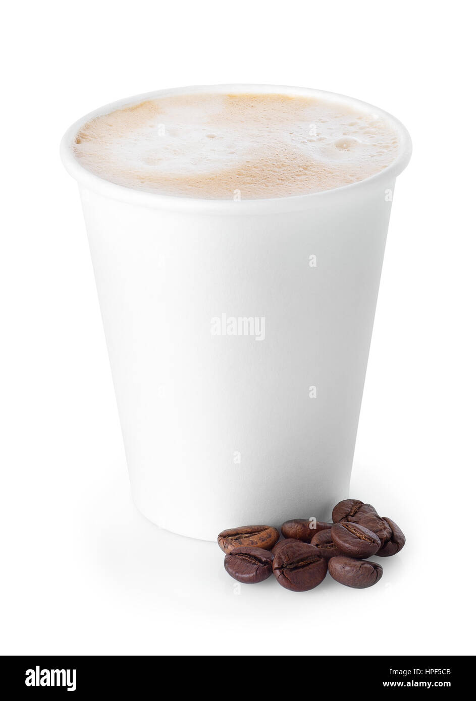 Bicchiere di carta di caffè con schiuma isolati su sfondo bianco. Coffe-to-go. Take-out tazza di caffè e caffè in grani isolati su sfondo bianco Foto Stock
