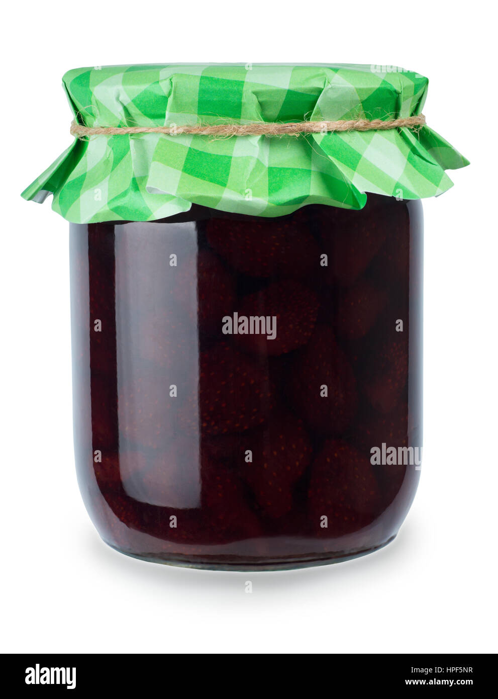 Confettura di fragole. Il vasetto di vetro di marmellata di fragole isolato su sfondo bianco. Conserve di frutta. In casa confettura di fragole in vaso coperto con carta verde Foto Stock