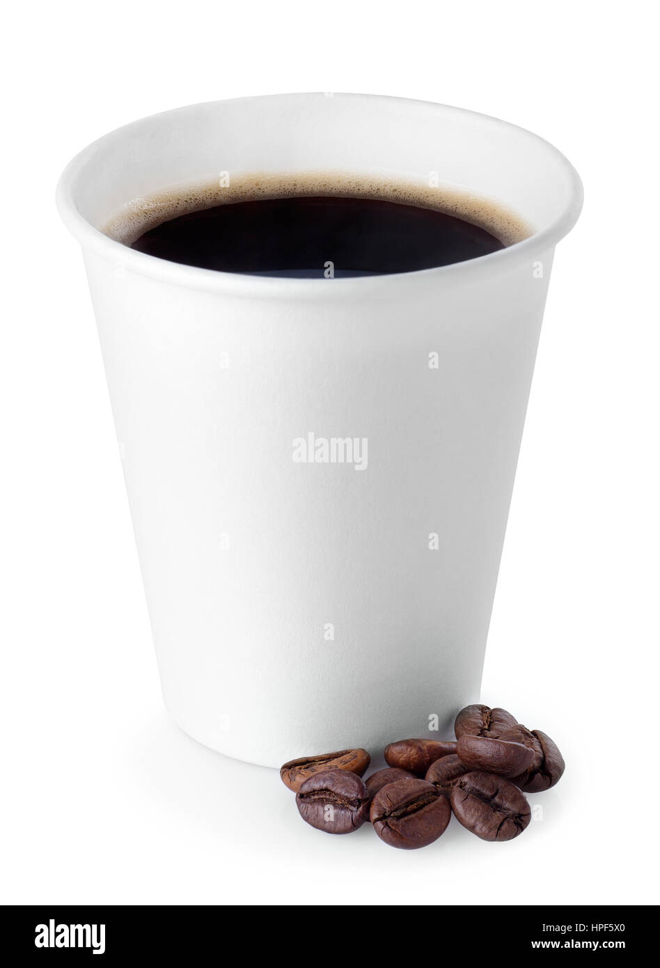 Bicchiere di carta di caffè isolato su sfondo bianco. Coffe-to-go. Take-out tazza di caffè e i chicchi di caffè isolato su bianco Foto Stock