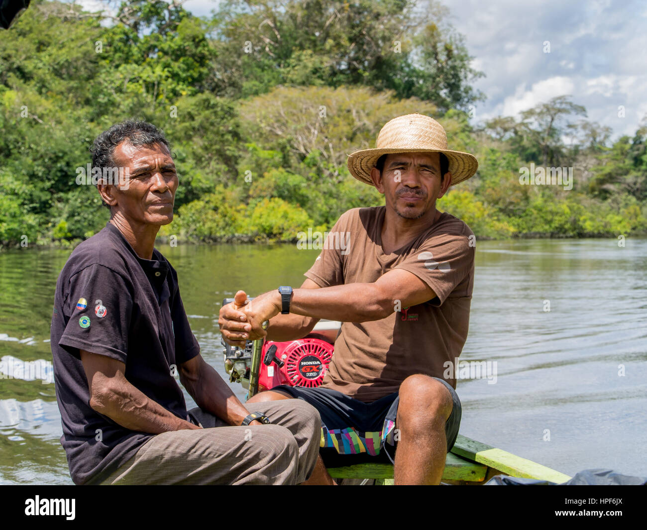 Jangle, Brasile - 7 Maggio 2016: locali portando la piccola barca sul fiume Rio delle Amazzoni Foto Stock