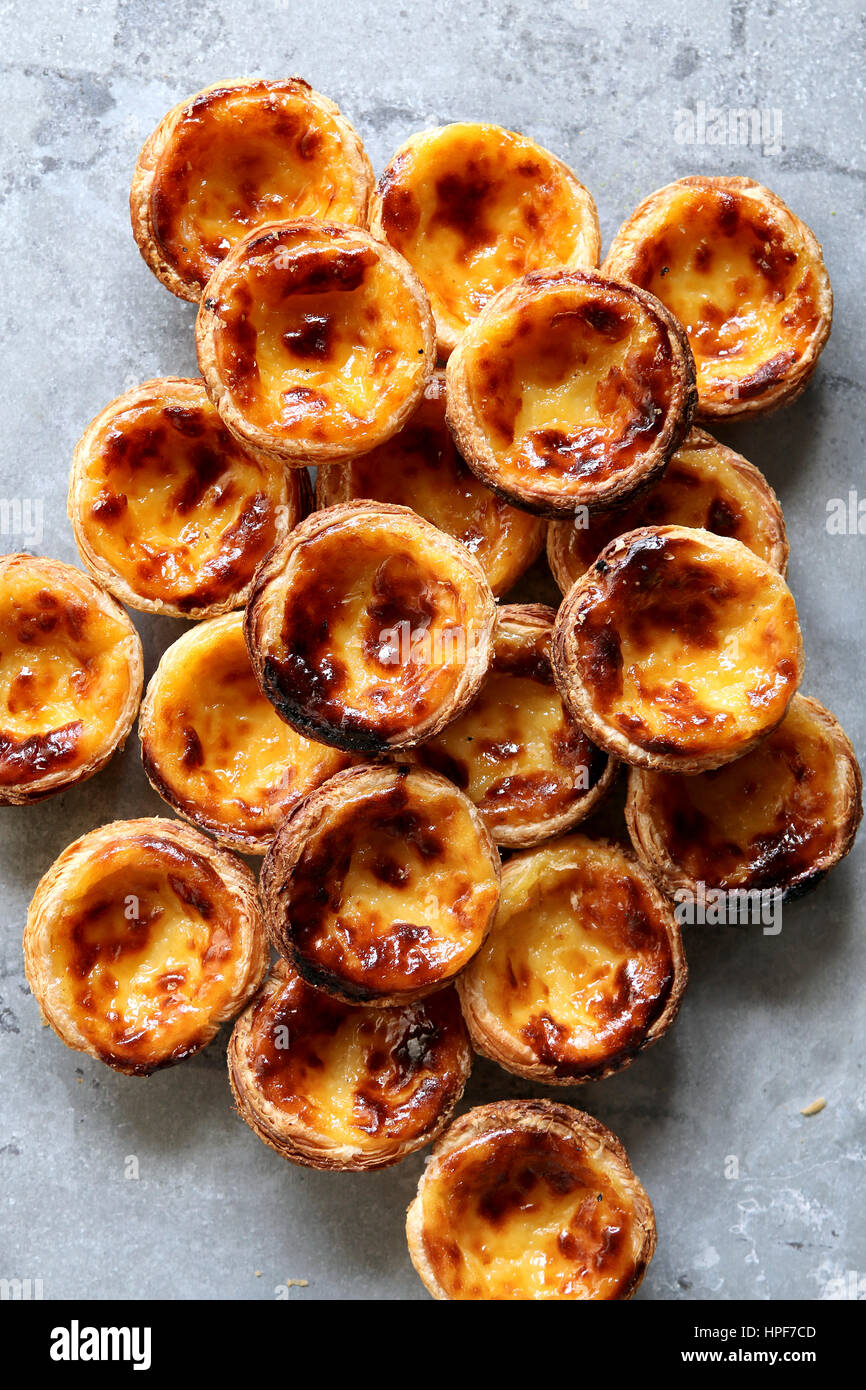 Tradizionale portoghese crostate di uovo-Pastel de nata.vista superiore Foto Stock
