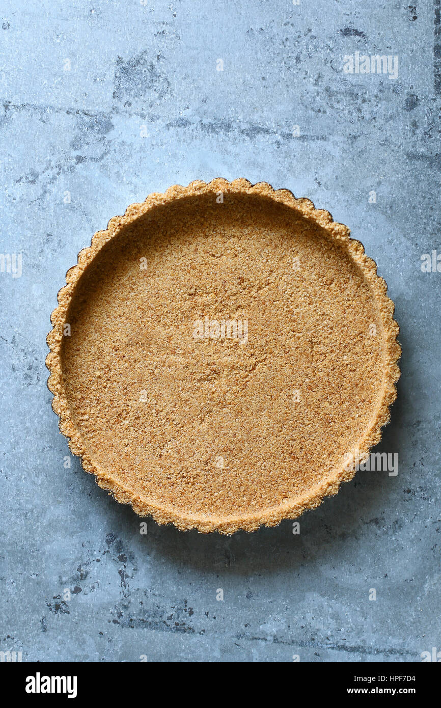 Base di pastafrolla per torta fatta con i biscotti sbriciolati tipo digestive.vista superiore Foto Stock