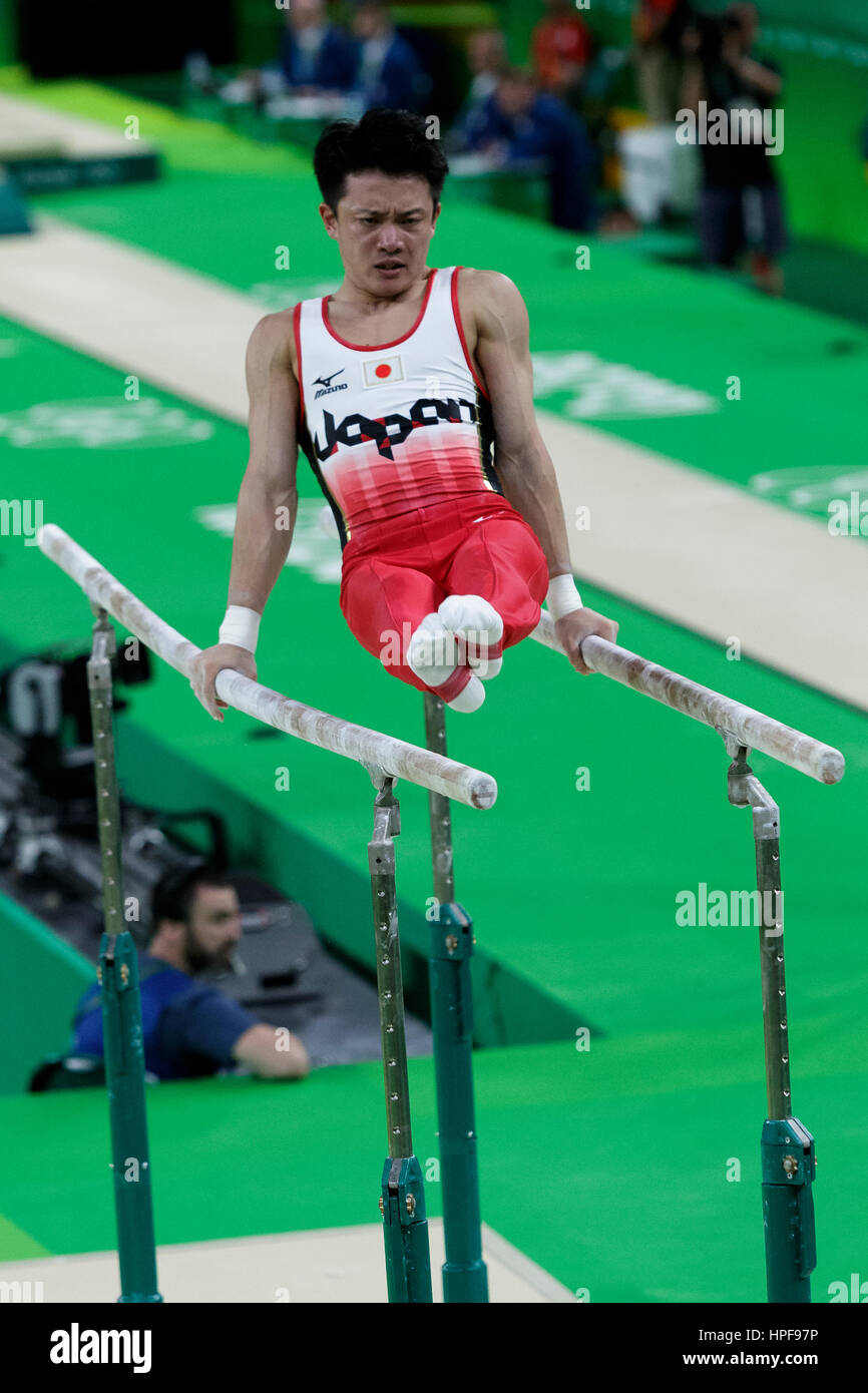 Rio de Janeiro, Brasile. 8 agosto 2016. Yusuke Tanaka (JPN) preforme sulle barre parallele come parte della medaglia d oro vincendo gli uomini della squadra di ginnastica a t Foto Stock