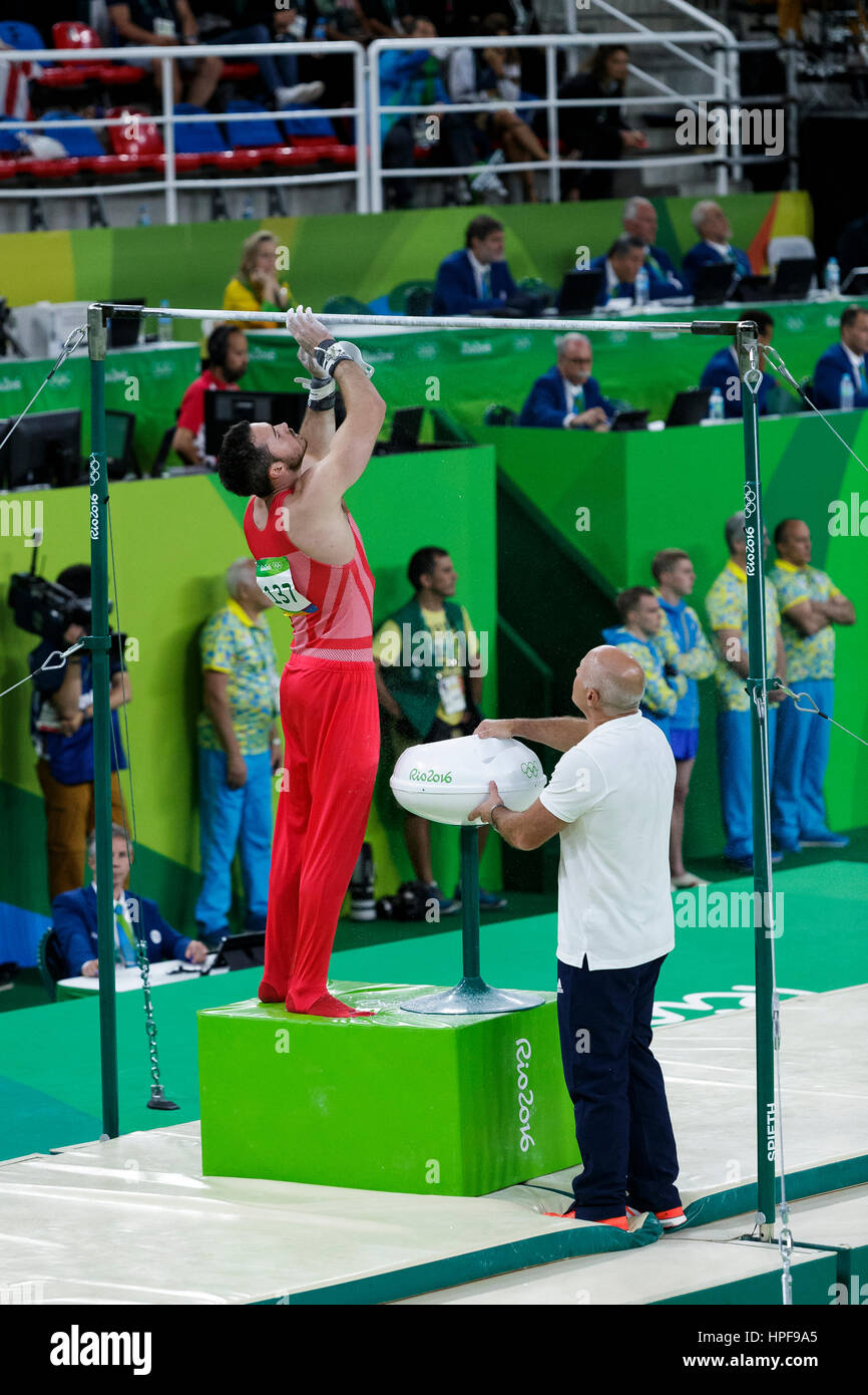 Rio de Janeiro, Brasile. 08 agosto 2016 Kristian Thomas (GBR) esegue sulla barra orizzontale durante gli uomini del team artistico finale al 2016 Olympic Summe Foto Stock