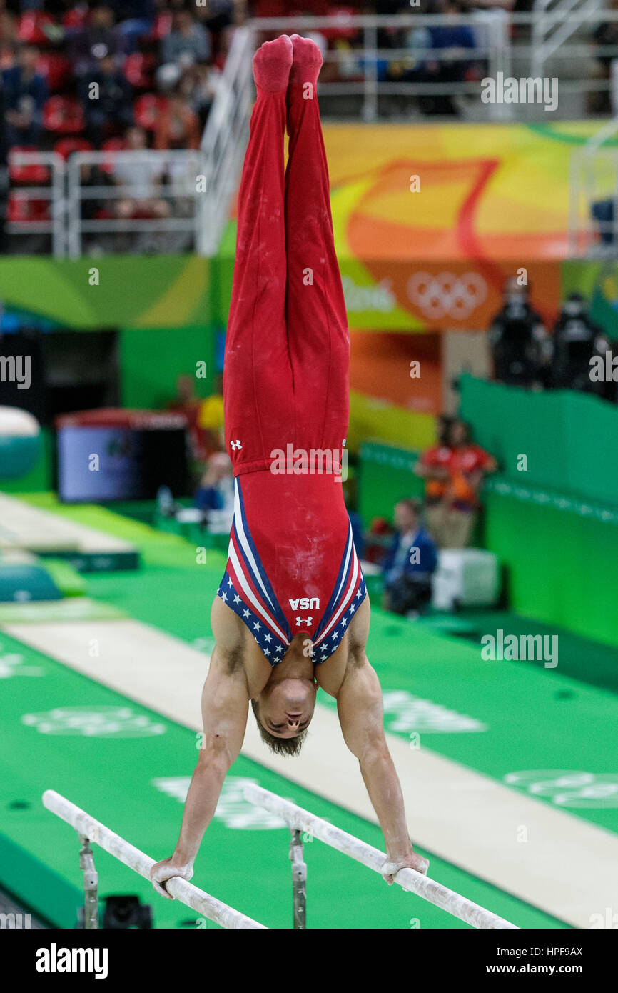 Rio de Janeiro, Brasile. 08 agosto 2016 Samuel Mikulak (USA) esegue sulle barre parallele durante gli uomini del team artistico finale di th Foto Stock