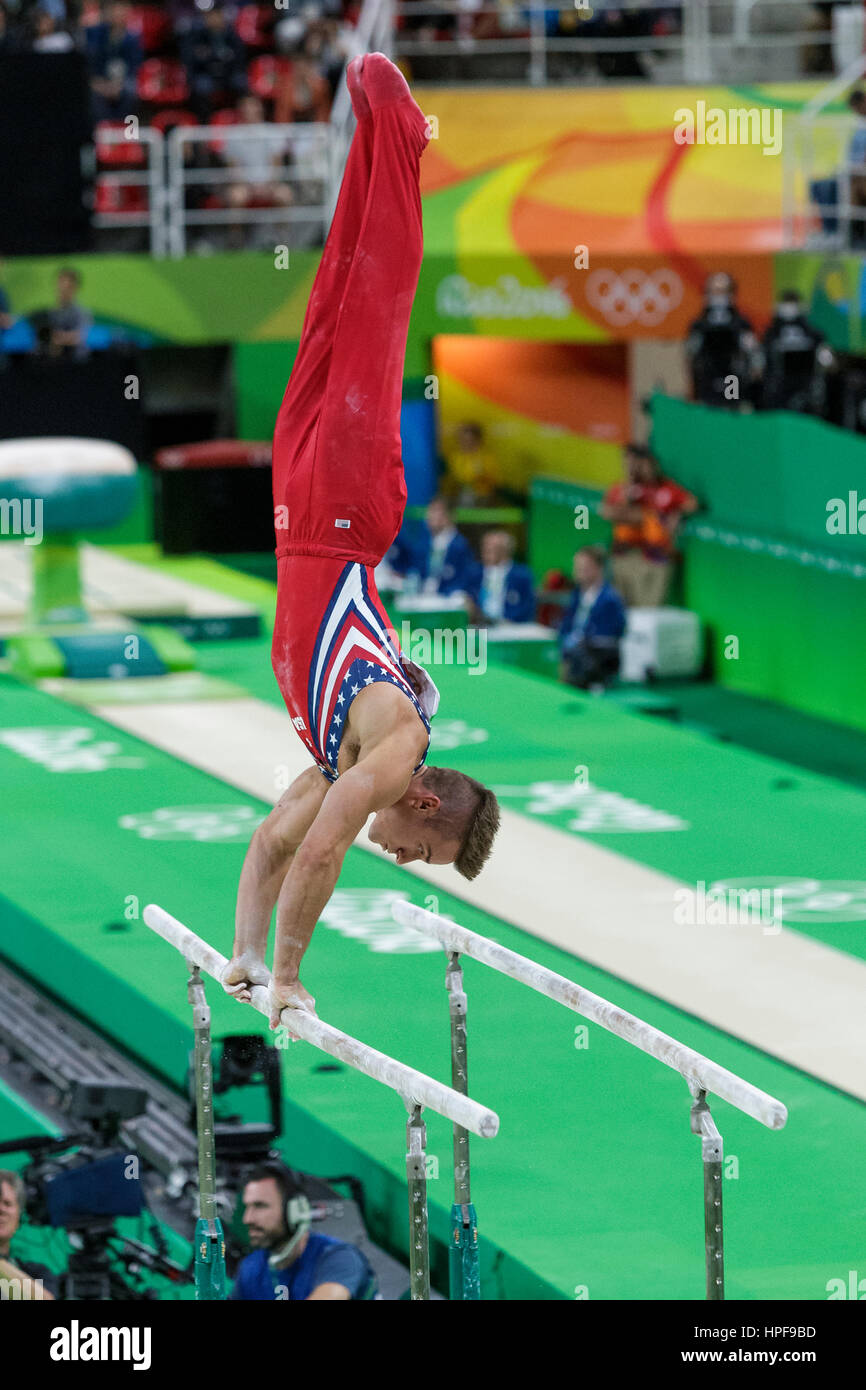 Rio de Janeiro, Brasile. 08 agosto 2016 Samuel Mikulak (USA) esegue sulle barre parallele durante gli uomini del team artistico finale di th Foto Stock