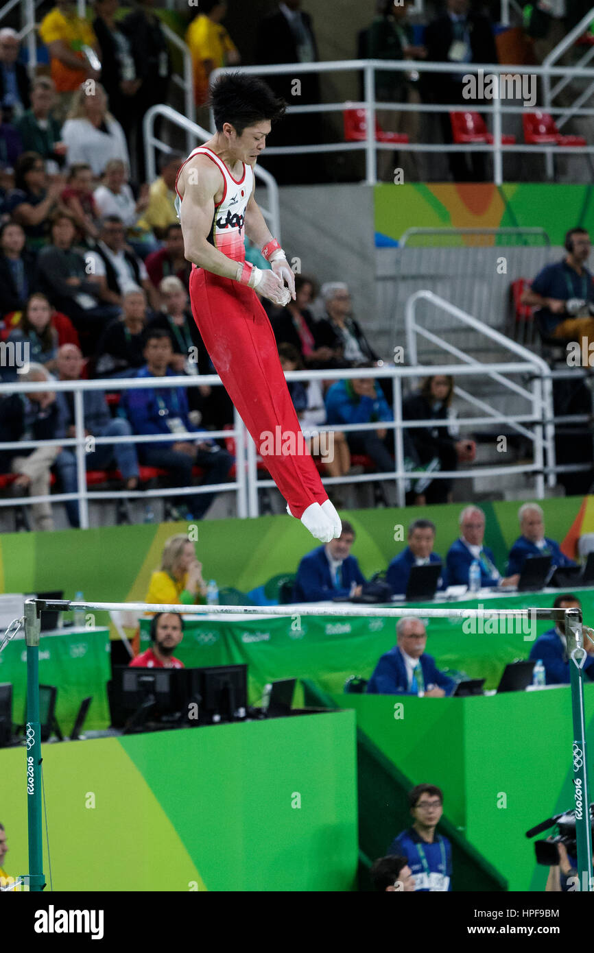 Rio de Janeiro, Brasile. 8 agosto 2016. Kohei Uchimura (JPN) preforme sulla barra orizzontale come parte della medaglia d oro vincendo gli uomini della squadra di ginnastica a Foto Stock