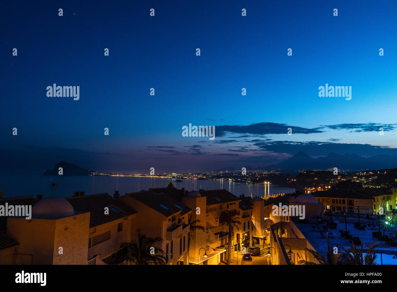 Crepuscolo dall'urbanizzazione con Benidorm in background Foto Stock