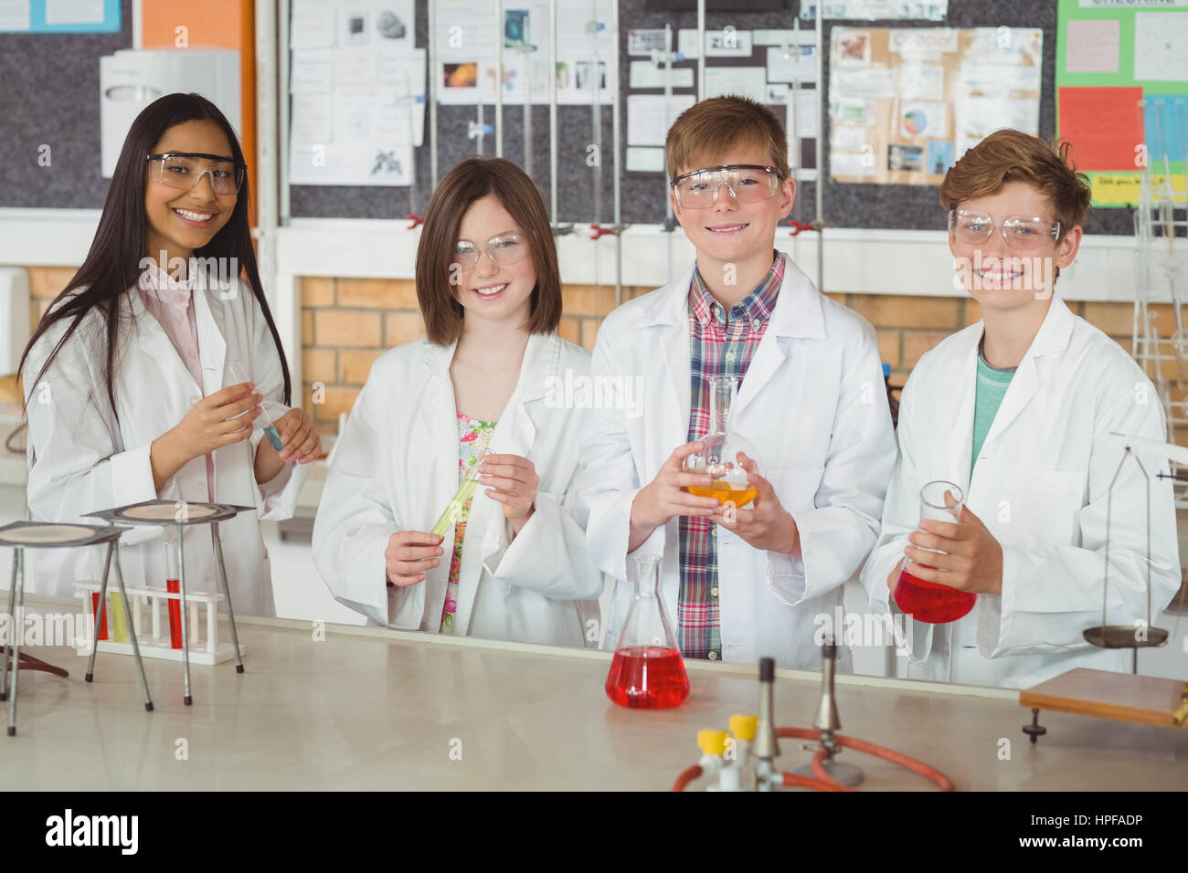 Ritratto di ragazzi in età scolare facendo un esperimento di chimica in  laboratorio a scuola Foto stock - Alamy