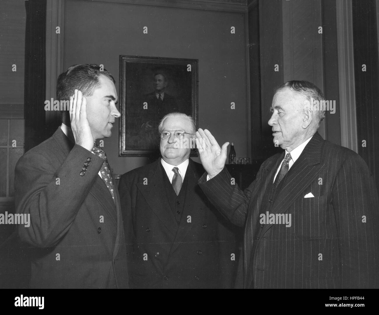 Richard Nixon M (sinistra) essendo giurato in dal Vicepresidente Alben Barkley (destra) come il senatore repubblicano dalla California, Washington, DC, 01/1951. Foto Stock