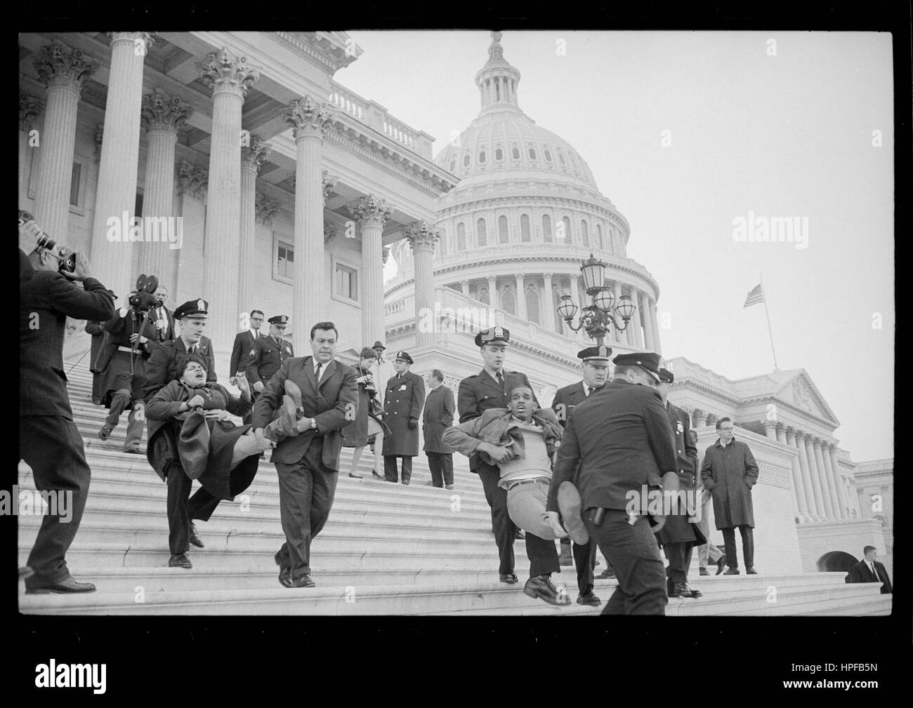U S Capitol polizia rimuovendo il sit-in di protesta da scalini del Capitol, Washington DC, 03/15/1965. Foto di Warren K Leffler Foto Stock