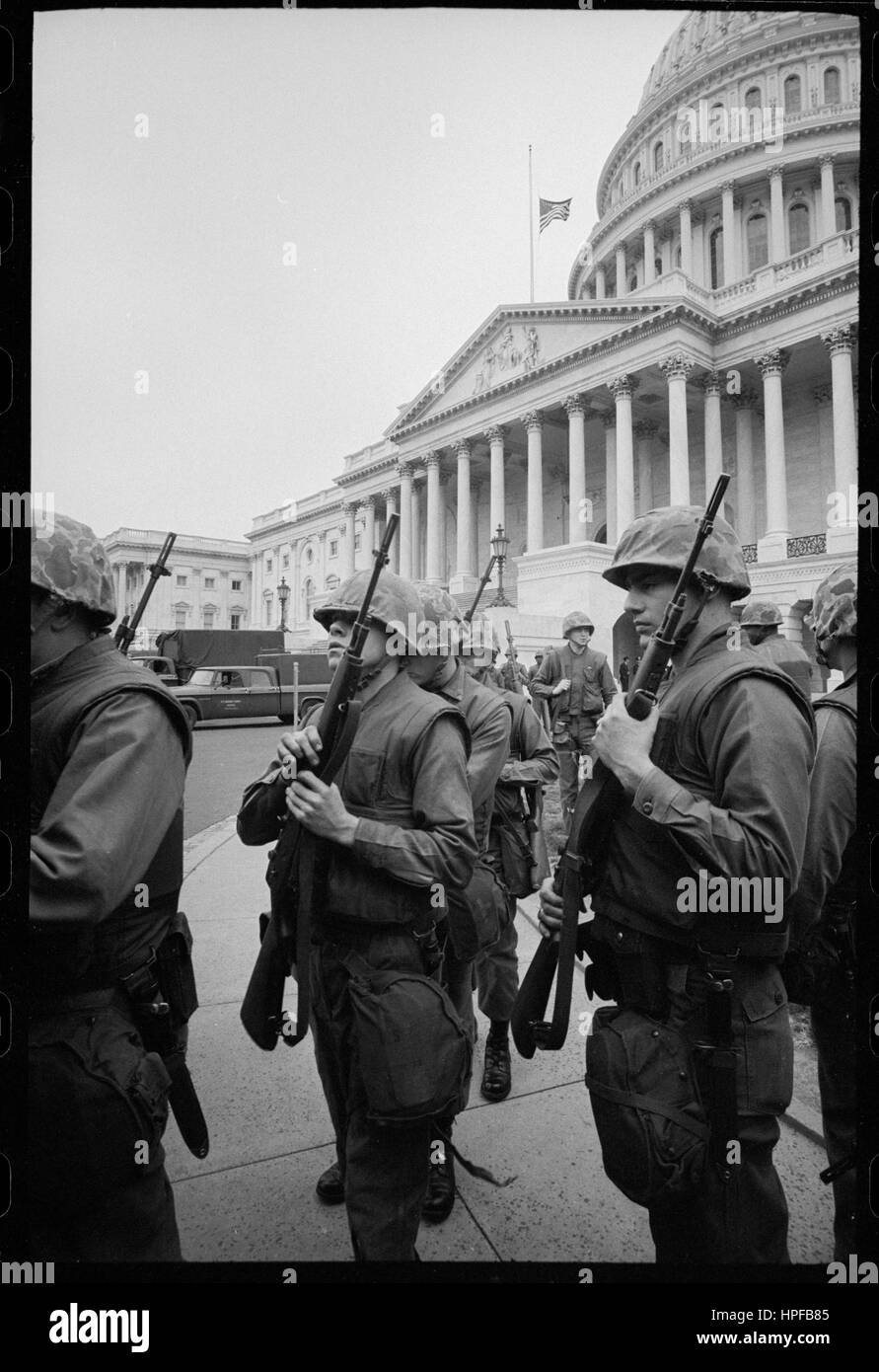 Le truppe nella parte anteriore di U S Capitol durante i tumulti che seguirono il Dr Martin Luther King Jr, l'assassinio, Washington DC, 04/08/1968. Foto di Warren K Leffler Foto Stock