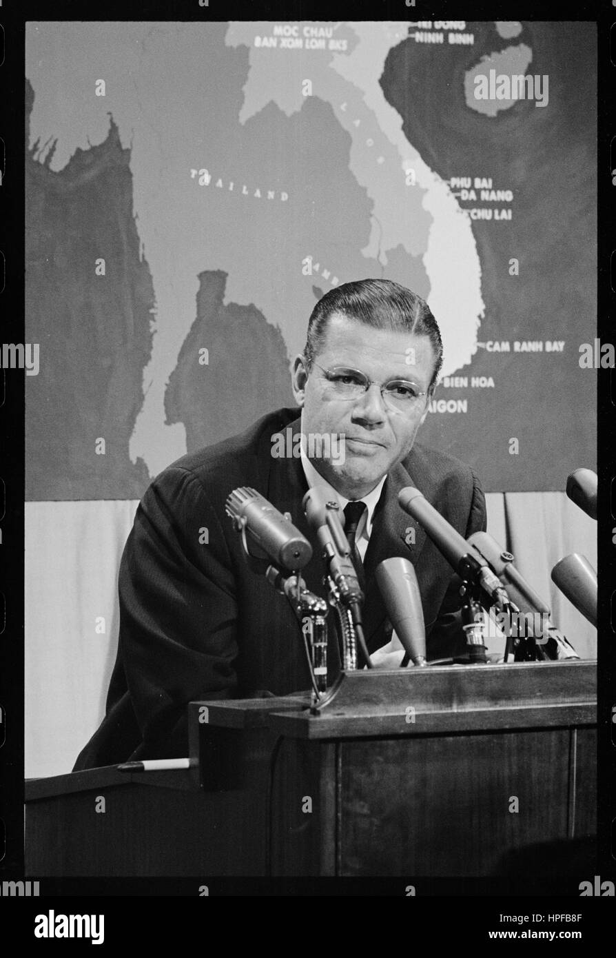 Il Segretario della Difesa Robert McNamara nel corso di una conferenza stampa tenutasi a Washington D.C., 06/16/1965. Foto di Warren K Leffler Foto Stock