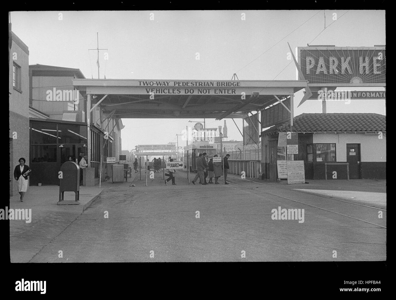 Un ponte pedonale a Texas-Mexican varcare il confine tra El Paso e Juarez, El Paso, Texas, 11/11/1964. Foto di Warren K Leffler Foto Stock