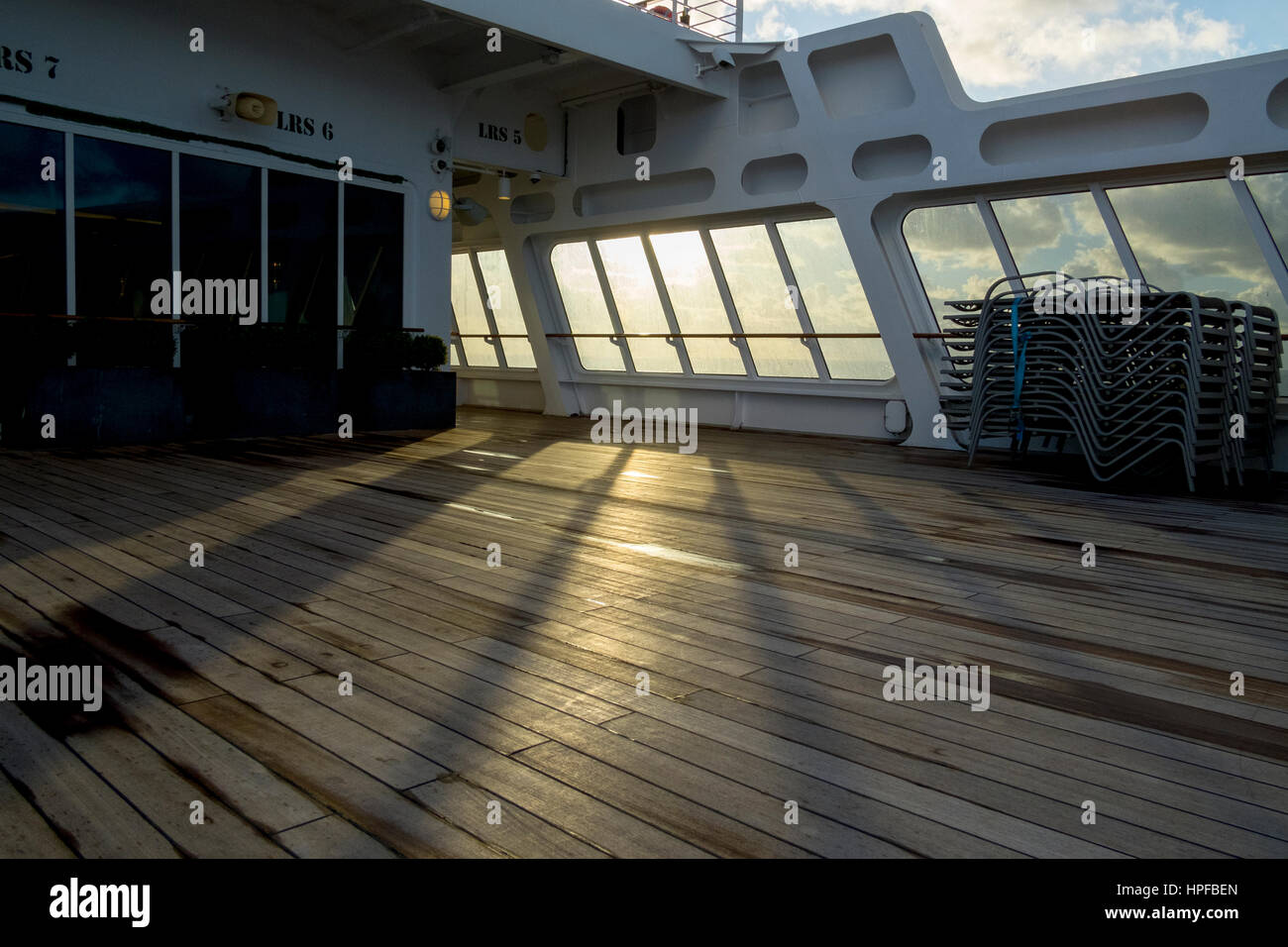 Attraversando il grigio ardesia Nord Oceano Atlantico sul liner Queen Mary 2 Foto Stock