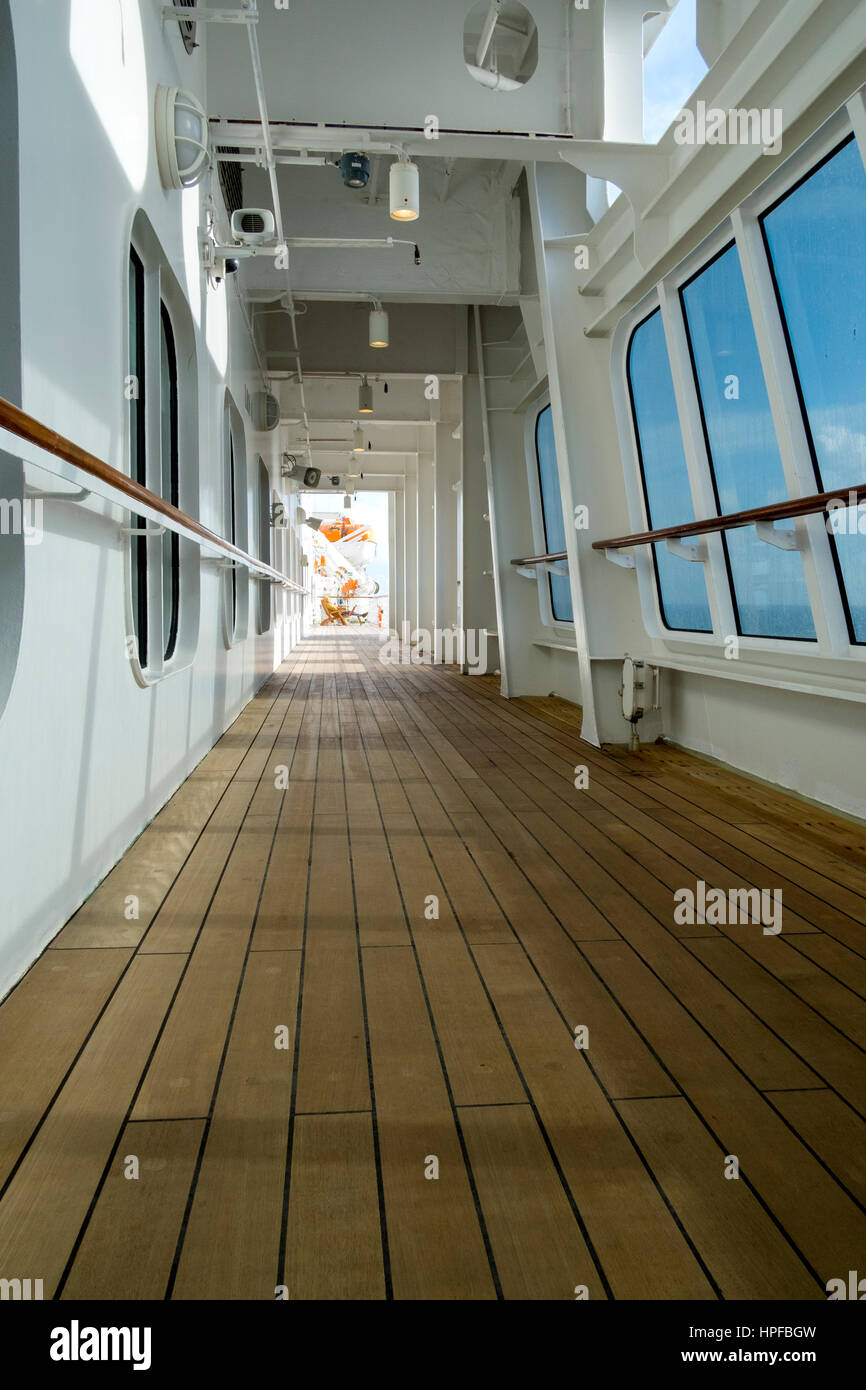 Attraversando il grigio ardesia Nord Oceano Atlantico sul liner Queen Mary 2 Foto Stock