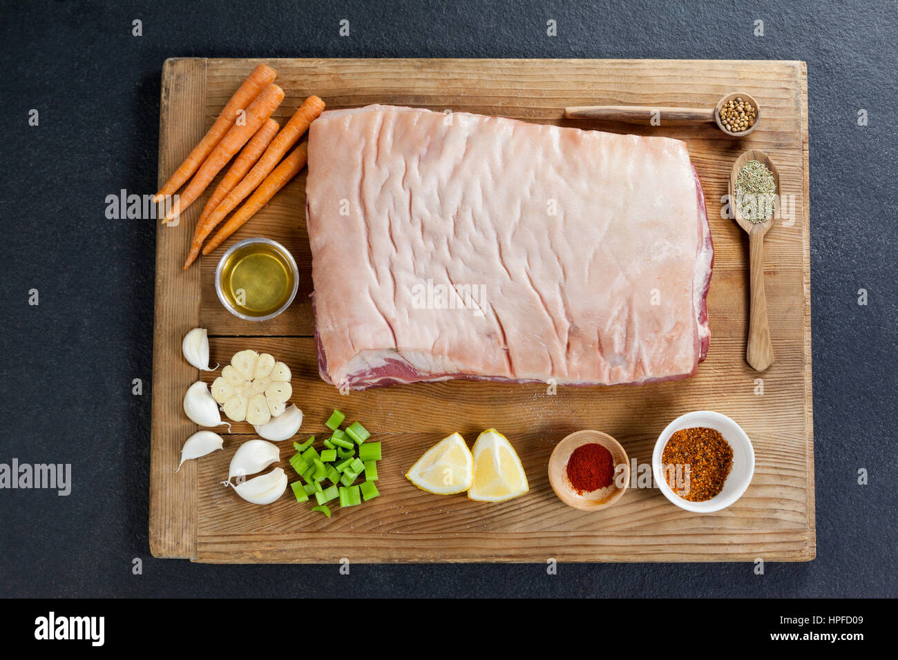 Punta di petto di manzo e gli ingredienti sulla tavola di legno contro lo sfondo di legno Foto Stock