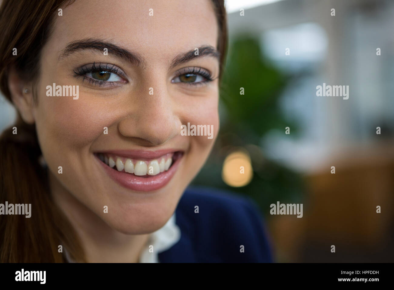 Ritratto di donna sorridente executive in ufficio creativo Foto Stock