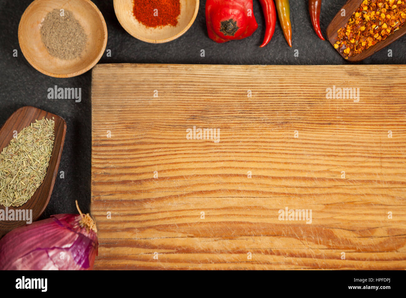 Vassoio di legno con ingredienti contro lo sfondo di legno Foto Stock
