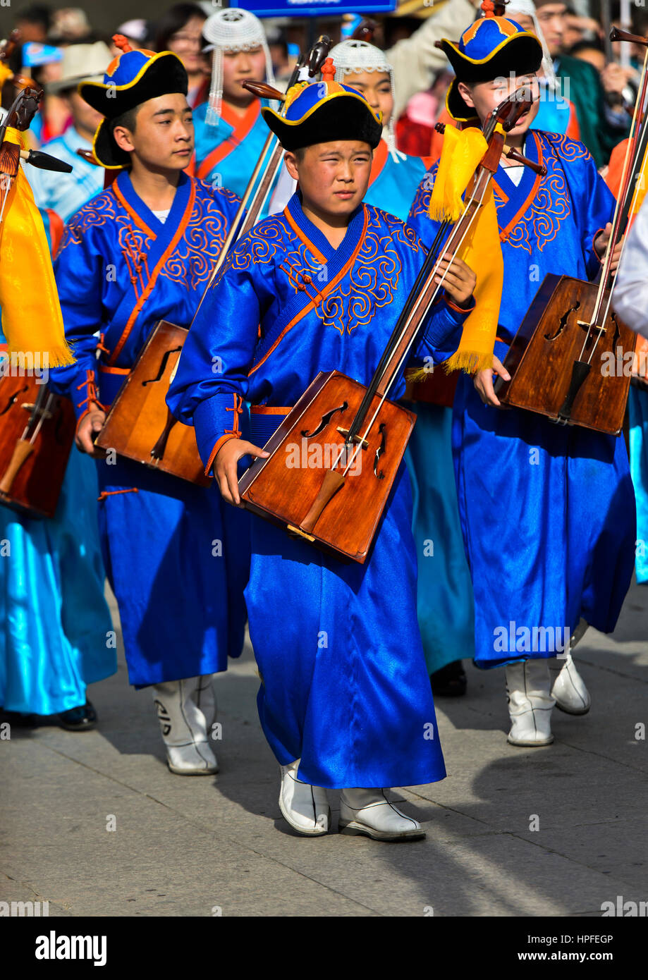 La gioventù in Deel tradizionali vestiti e cavallo-testa fiddle, chuur Morin, Festival del mongolo costume nazionale, Ulaanbaatar Foto Stock