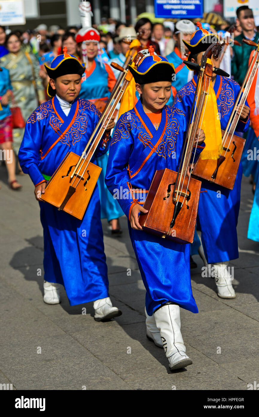 La gioventù in Deel tradizionali vestiti e cavallo-testa fiddle, chuur Morin, Festival della nazionale mongola costume tradizionale Foto Stock