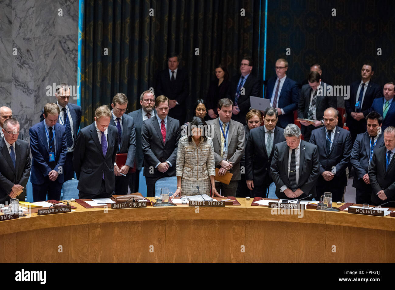 Organizzazione delle Nazioni Unite. Il 21 febbraio, 2017. Il Consiglio di Sicurezza delle Nazioni Unite osserva un minuto di silenzio in memoria del compianto russo ONU Ambasciatore Vitaly Churkin presso la sede delle Nazioni Unite a New York nel febbraio 21, 2017. Il Consiglio di Sicurezza delle Nazioni Unite il martedì ha reso omaggio alla fine il russo ONU Ambasciatore Vitaly Churkin, piange il veterano diplomatico con una serie di messaggi di cordoglio. Credito: Li Muzi/Xinhua/Alamy Live News Foto Stock