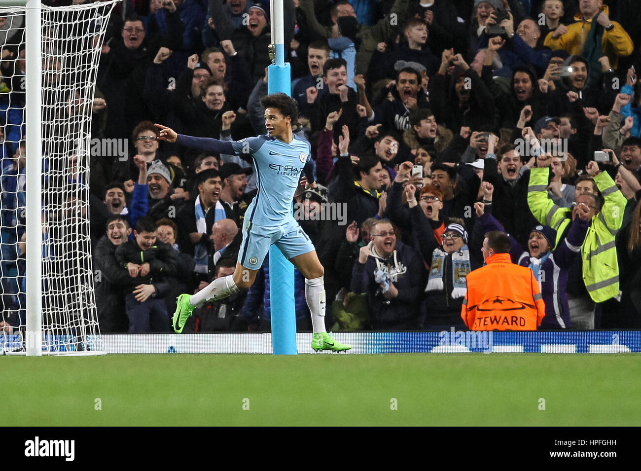 Manchester, Regno Unito. Il 21 febbraio, 2017. Leroy sane del Manchester City festeggia dopo aver segnato il suo lato del quinto obiettivo durante la UEFA Champions League Round di 16 prima gamba match tra Manchester City e come Monaco all'Etihad Stadium il 21 febbraio 2017 a Manchester in Inghilterra. Credito: Immagini di PHC/Alamy Live News Foto Stock