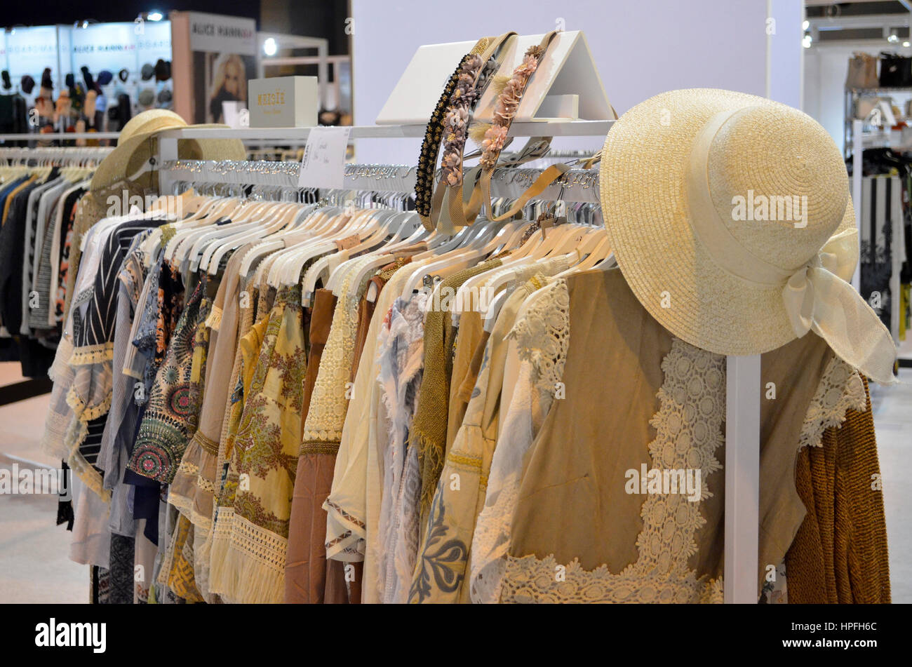 Asta appendiabiti sul commercio di stand alla moda. Moda, il Regno Unito il più grande commercio di sfilata di moda per la moda indipendente acquirenti, ha avuto luogo tra il 19th-21st Febbraio 2017 al NEC di Birmingham, UK. Il 21 febbraio 2017. Credito: Antony ortica/Alamy Live News Foto Stock