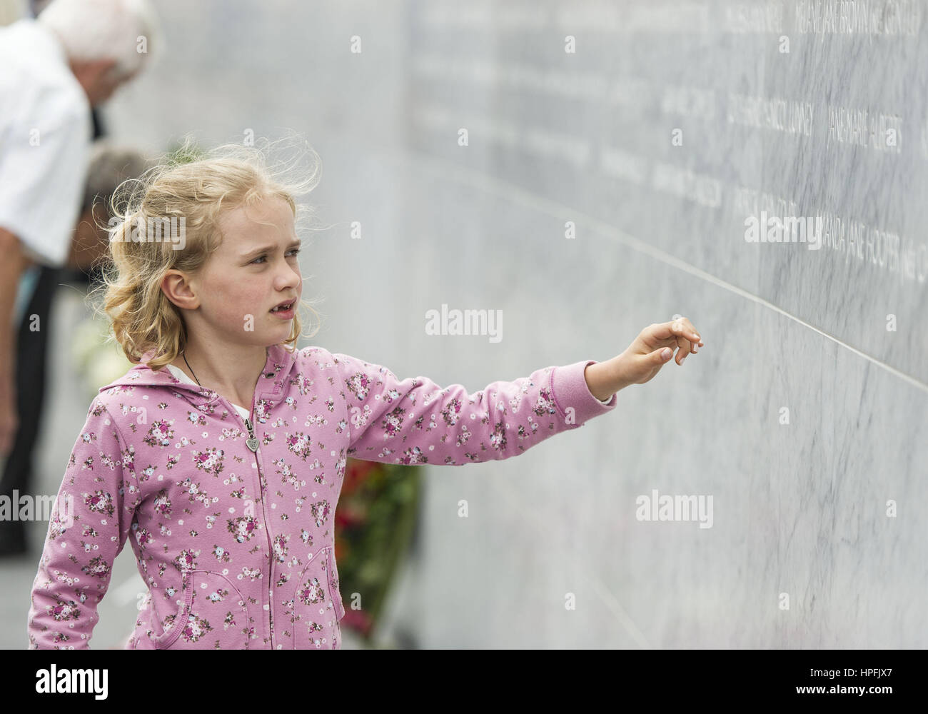 Christchurch, Nuova Zelanda. Il 22 febbraio, 2017. Il terremoto di Canterbury National Memorial, una parete con iscritti i nomi delle 185 persone che sono morte nel febbraio 22, 2011 magnitudo 6.3 terremoto, è stato ufficialmente presentato qui il sesto anniversario del tremore in una solenne cerimonia emotiva. Successivamente il pubblico era in grado di camminare lungo il 112,5 metri di parete lunga, dove giunsero a toccare i nomi iscritti e fiori di sinistra, messaggi e altri cimeli. Credito: PJ Heller/ZUMA filo/Alamy Live News Foto Stock