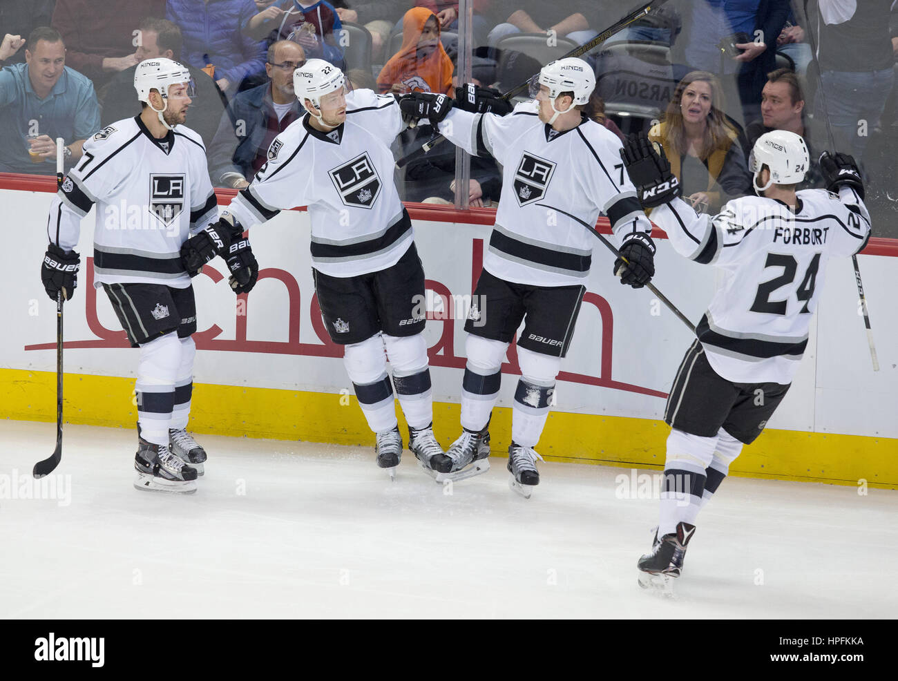 Denver, Colorado, Stati Uniti d'America. Il 21 febbraio, 2017. Kings C TREVOR LEWIS, centro sinistra, celebra con compagni di squadra dopo aver segnato il suo team 2nd. Obiettivo del gioco durante la 2a. Periodo presso il Pepsi Center martedì sera. Il Kings battere la valanga 2-1. Credito: Hector Acevedo/ZUMA filo/Alamy Live News Foto Stock