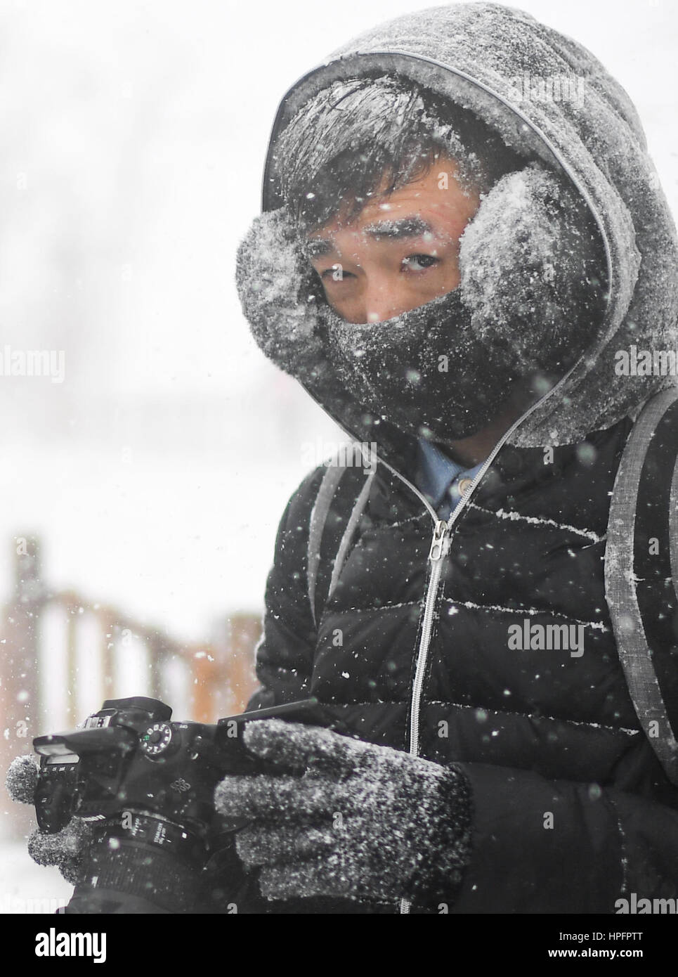 Changbaishan, Cina. Il 22 febbraio, 2017. Un ben armati turista gode di paesaggi innevati a Changbai montagna nel nord-est della Cina di provincia di Jilin, 22 febbraio, 2017. Un fronte freddo ha colpito la Cina del nord e di Jilin è stata riportata per continuare a vedere la luce per neve moderata. Credito: Xu Chang/Xinhua/Alamy Live News Foto Stock