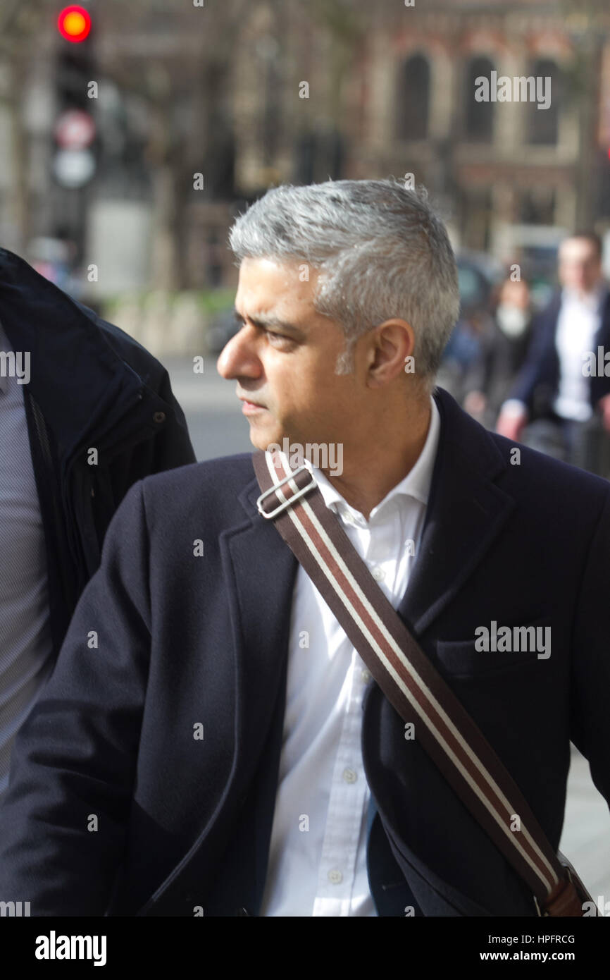 Londra REGNO UNITO. Il 22 febbraio 2017. Il sindaco di Londra Sadiq Khan arriva presso il parlamento di Westminster Credito: amer ghazzal/Alamy Live News Foto Stock