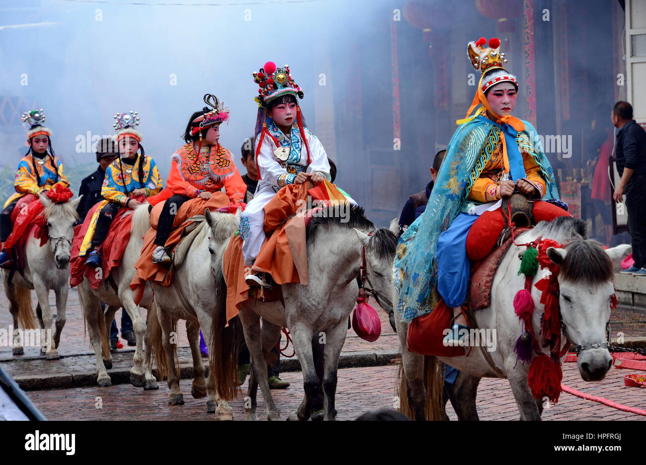 Putian, Putian città del sud-est della Cina di provincia del Fujian. Il 22 febbraio, 2017. I bambini sfilano a cavallo nel villaggio Yangwei, Putian città del sud-est della Cina di provincia del Fujian, 22 febbraio, 2017. I bambini vestiti da personaggi leggendari sfilano per le strade qui sul ventiseiesimo giorno del primo mese del calendario lunare cinese Si tratta di una lunga tradizione di pregare per la pace e la prosperità e per un buon raccolto. Credito: Zhang Guojun/Xinhua/Alamy Live News Foto Stock