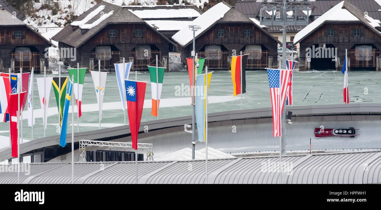 Schoenau Am Koenigssee, Germania. Il 22 febbraio, 2017. I quattro-persona Bob con Mateusz Luty Jakub Zakrzewski, Lukasz Miedzik e Grzegorz Kossakowski dalla Polonia passando l'eco-curva rivestiti con le bandiere in Schoenau Am Koenigssee, Germania, 22 febbraio 2017. Le gare di bob e skeleton Campionati del Mondo 2017 andrà avanti fino a quando il 26 febbraio 2017. Foto: Peter Kneffel/dpa/Alamy Live News Foto Stock
