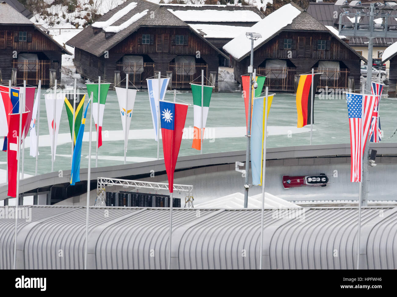 Schoenau Am Koenigssee, Germania. Il 22 febbraio, 2017. I quattro-persona Bob con Mateusz Luty Jakub Zakrzewski, Lukasz Miedzik e Grzegorz Kossakowski dalla Polonia passando l'eco-curva rivestiti con le bandiere in Schoenau Am Koenigssee, Germania, 22 febbraio 2017. Le gare di bob e skeleton Campionati del Mondo 2017 andrà avanti fino a quando il 26 febbraio 2017. Foto: Peter Kneffel/dpa/Alamy Live News Foto Stock