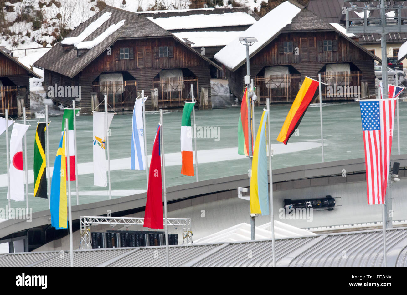 Schoenau Am Koenigssee, Germania. Il 22 febbraio, 2017. I quattro-persona Bob con latino-Deen, Mark Lewis-Francis, Andrew Matthews e Tremayne Gilling dal Regno Unito con l'eco-curva rivestiti con le bandiere in Schoenau Am Koenigssee, Germania, 22 febbraio 2017. Le gare di bob e skeleton Campionati del Mondo 2017 andrà avanti fino a quando il 26 febbraio 2017. Foto: Peter Kneffel/dpa/Alamy Live News Foto Stock