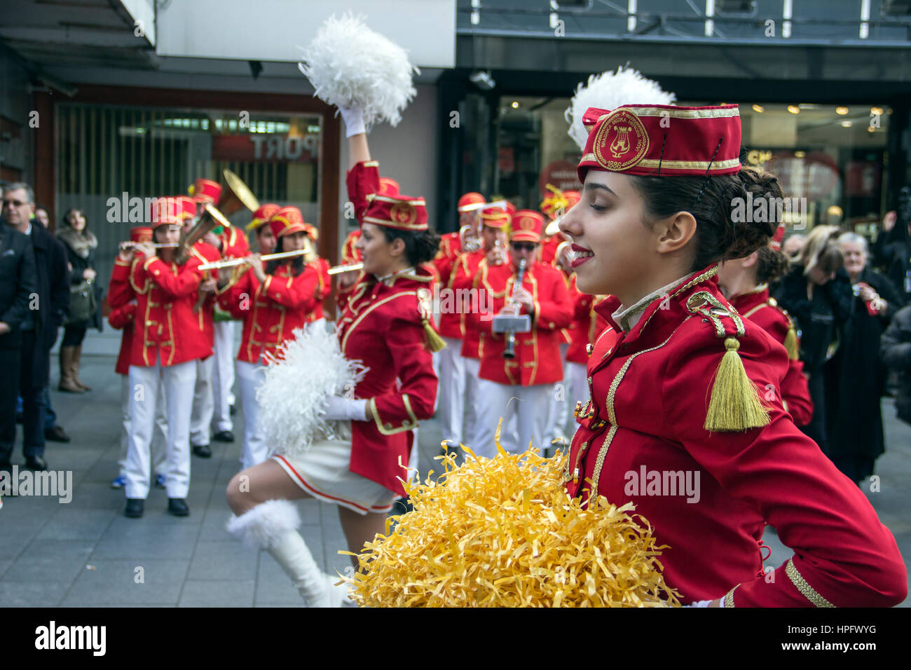 A Belgrado, in Serbia. Il 22 febbraio, 2017. Majorettes e musicisti da Herceg Novi (Montenegro) a prendere parte alla parata nel centro della città in via Knez Mihailova Street in onore della festa che celebra la fioritura della mimosa sulla costa adriatica che segna la fine dell inverno e l inizio della stagione primaverile. Credito: Bratislav Stefanovic/Alamy Live News Foto Stock