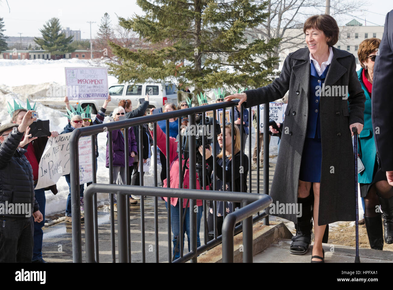 Bangor, Maine, Stati Uniti d'America. 22 feb 2017. Il senatore Susan Collins (R-Maine) volti manifestanti al di fuori degli uffici della Maine la radiodiffusione pubblica. Credito: Jennifer Booher/Alamy Live News Foto Stock