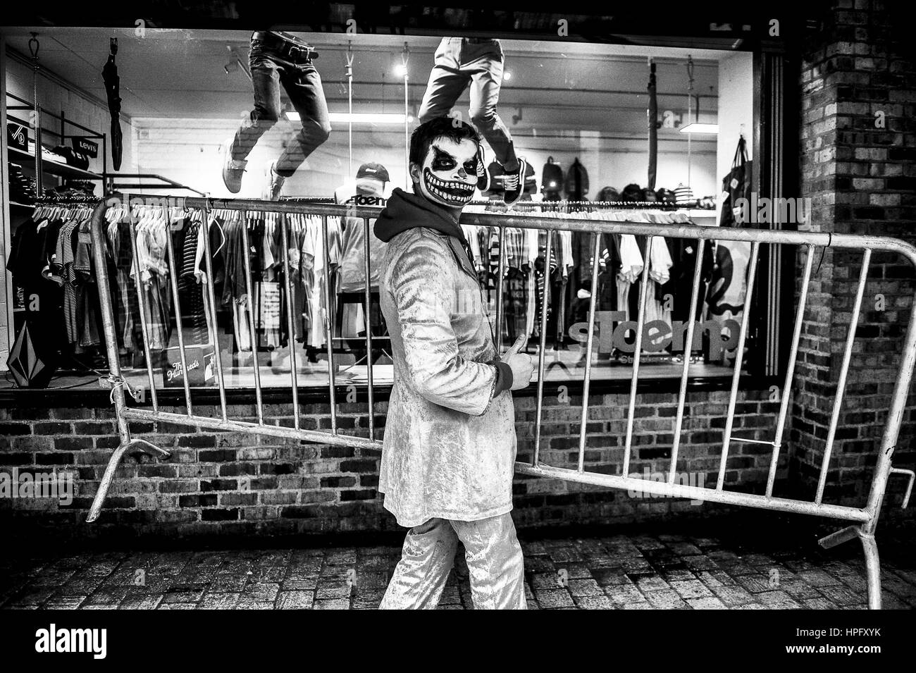 Bruxelles, Belgio. Il 22 febbraio, 2017. Tradizionale Carnevale organizzata dagli studenti della Université catholique de Louvain (UCL) a Louvain La Neuve, Belgio su 22.02.2017 da Wiktor Dabkowski | Utilizzo di credito in tutto il mondo: dpa/Alamy Live News Foto Stock