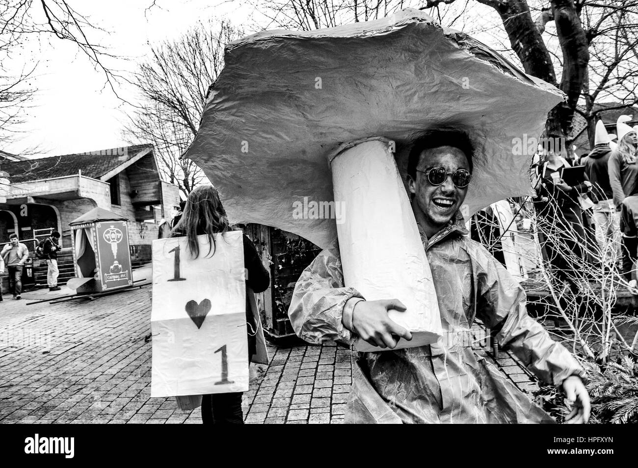 Bruxelles, Belgio. Il 22 febbraio, 2017. Tradizionale Carnevale organizzata dagli studenti della Université catholique de Louvain (UCL) a Louvain La Neuve, Belgio su 22.02.2017 da Wiktor Dabkowski | Utilizzo di credito in tutto il mondo: dpa/Alamy Live News Foto Stock