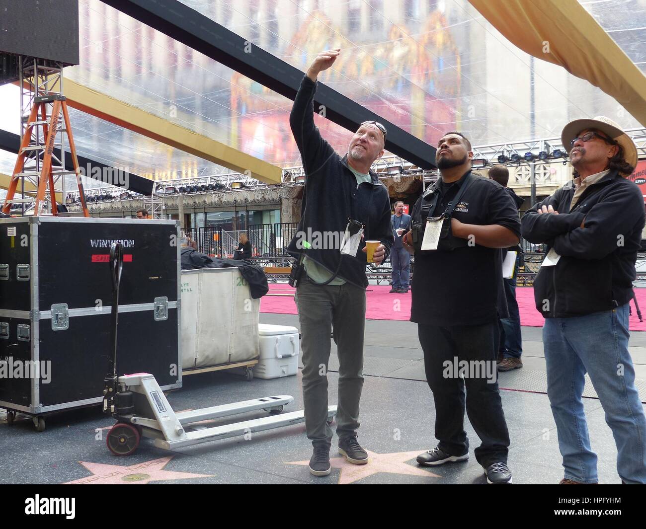 Los Angeles, Stati Uniti d'America. Il 22 febbraio, 2017. Joe Lewis, produttore di 'Pre-Show' è presente come il tappeto rosso è arrotolato in preparazioni per la cerimonia degli Oscar a Los Angeles, Stati Uniti d'America, 22 febbraio 2017. Decine di squadre di fotocamera e fotografi hanno seguito il "roll-out". A quasi 300 metri di lunghezza e di un buon dieci metri-wide, il tappeto copre una parte della altrimenti occupato Hollywood Boulevard. Il 89 Academy Awards avrà luogo il 26 febbraio 2017. Foto: Barbara Munker/dpa/Alamy Live News Foto Stock