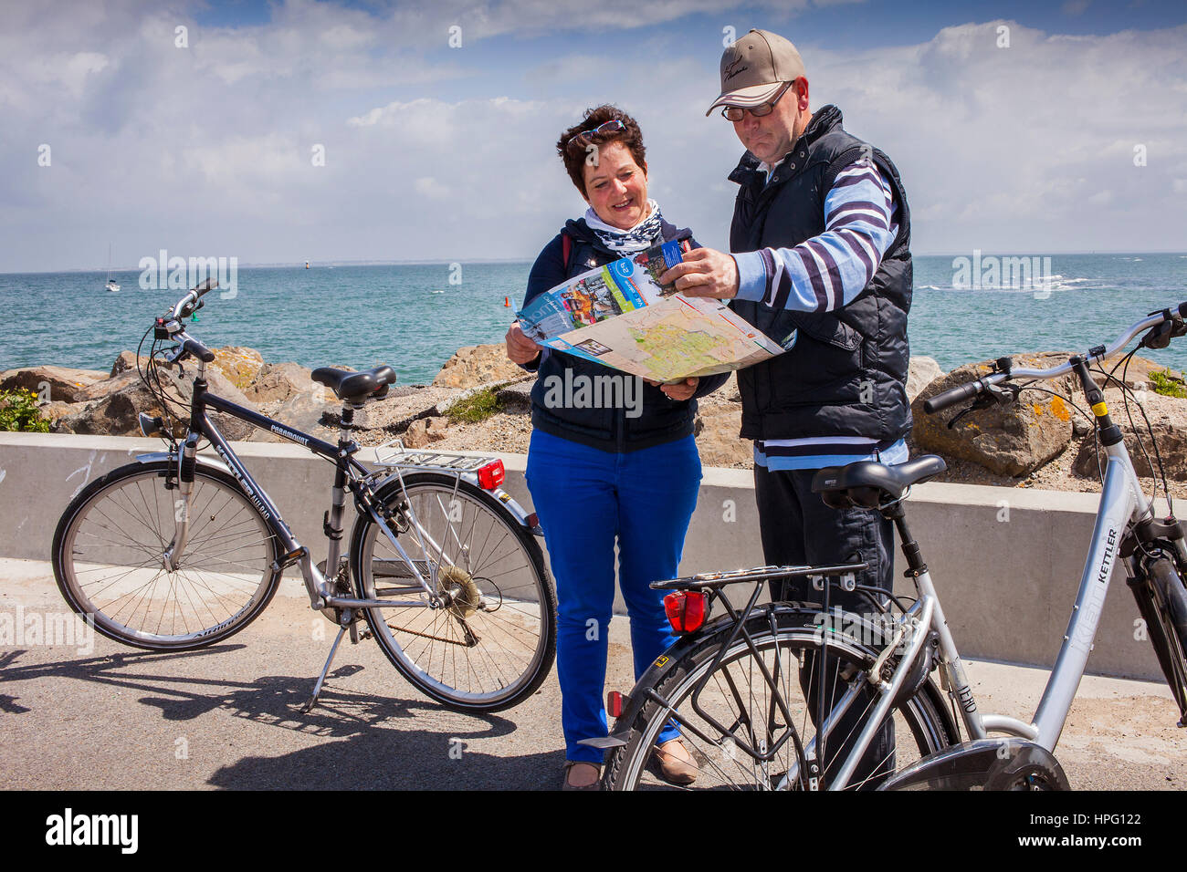 I turisti che cercano la mappa, nel porto di l'Herbaudière, Île de Noirmoutier, la Vendée, Pays de la Loire, Francia Foto Stock