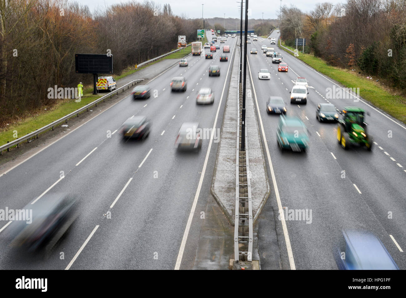 Pendolari sul Parkway road in Sheffield South Yorkshire fotografata da una passerella Foto Stock