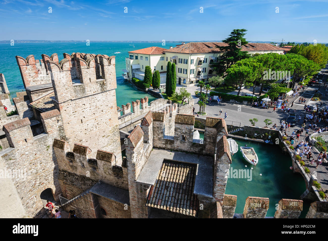 Sirmione, provincia di Brescia, Lombardia, Italia settentrionale, 15 agosto 2016: le persone che visitano il medievale Castello Scaligero lago sul lago di Garda Foto Stock