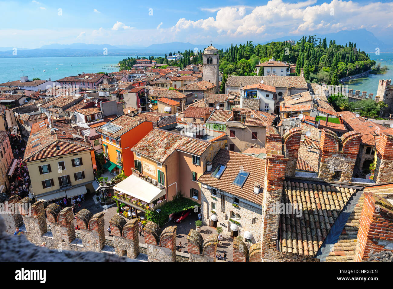 Sirmione, provincia di Brescia, Lombardia, Italia settentrionale, 15 agosto 2016: vista ai vecchi tetti della città di Sirmione sul Lago di Garda Foto Stock