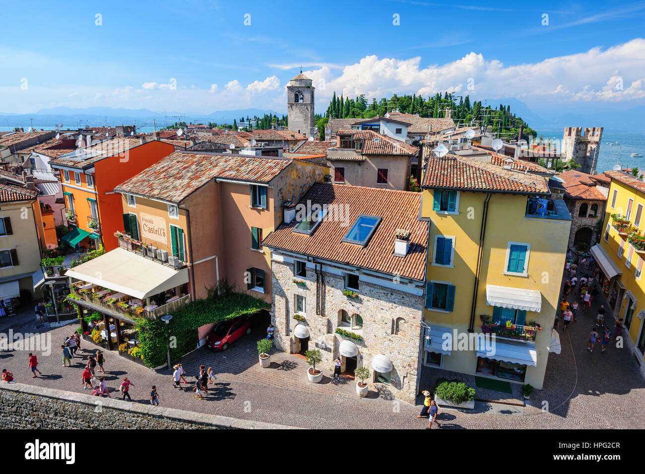 Sirmione, provincia di Brescia, Lombardia, Italia settentrionale, 15 agosto 2016: vista ai vecchi tetti della città di Sirmione sul Lago di Garda Foto Stock