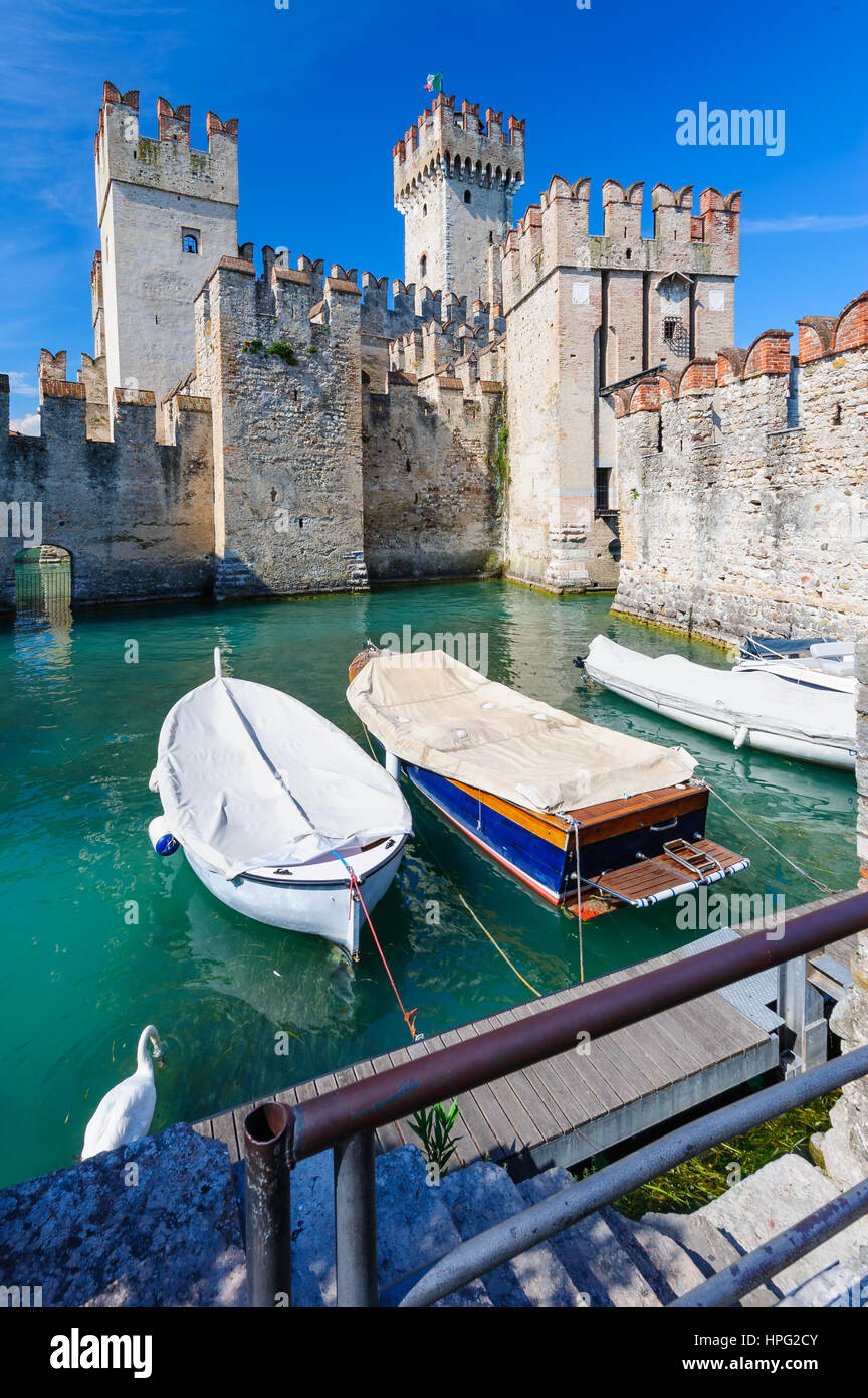 Sirmione, provincia di Brescia, Lombardia, Italia settentrionale - 15 agosto 2016: vista del medievale castello scaligero lago sul lago di Garda Foto Stock