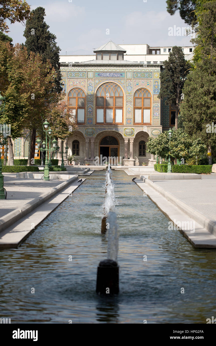 Fontane di fronte salam (reception) hall (talari-e salam) in golestan palace, Teheran, Iran Foto Stock